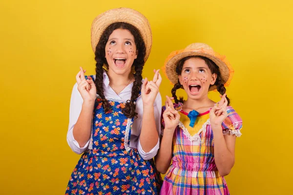 Αδελφές Και Φίλοι Φορώντας Τυπικά Ρούχα Της Γιορτής Junina Δάχτυλα — Φωτογραφία Αρχείου