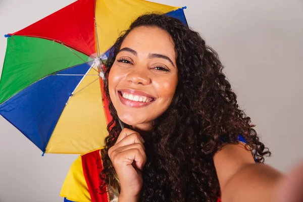 Krásná Černá Brazilka Frevo Oblečkem Deštníkem Karneval Užívání Selfie Mobilním — Stock fotografie