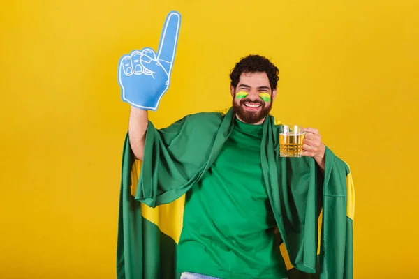 Kaukaski Mężczyzna Brodą Brazylijczyk Fan Piłki Nożnej Brazylii Tańczący Imprezujący — Zdjęcie stockowe