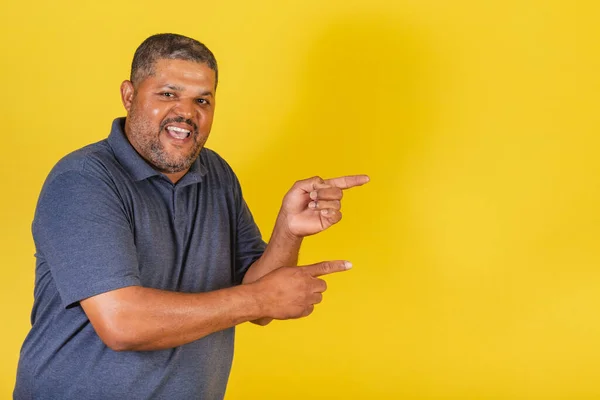 Hombre Negro Brasileño Adulto Sonriendo Señalando Derecha Foto Publicitaria — Foto de Stock