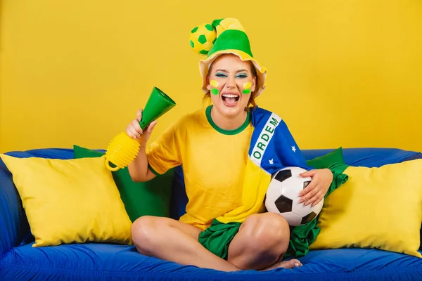 Kaukasische Rotschopferin Brasilianischer Fußballfan Auf Couch Mit Horn Und Ball — Stockfoto