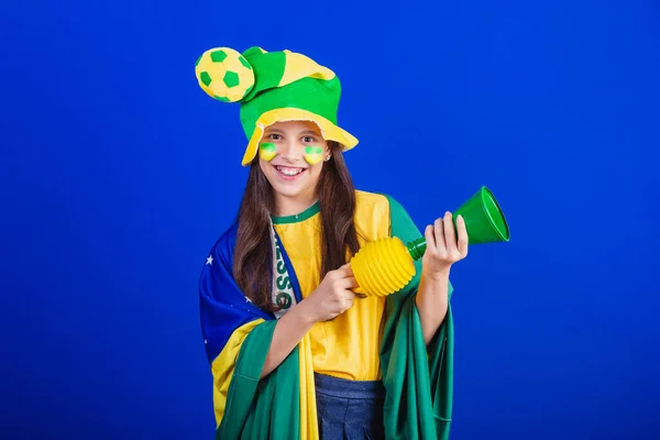 ブラジルのサッカーファンの少女です 帽子と旗に身を包んだ ホーンで音を立てる — ストック写真