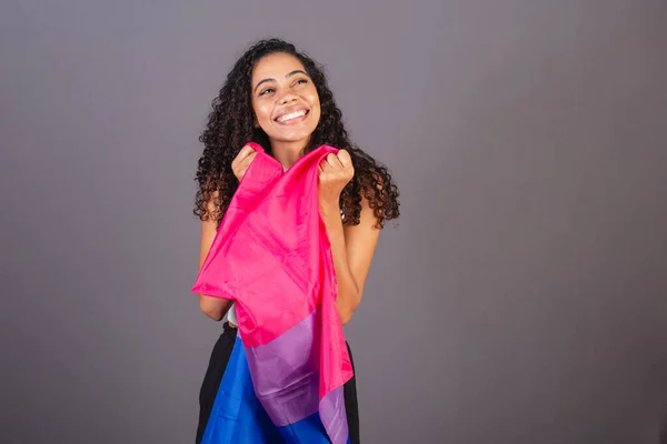 Młoda Czarna Brazylijka Trzymająca Biseksualną Flagę Uśmiechnięta Patrząc Obiektyw Biseksualistka — Zdjęcie stockowe