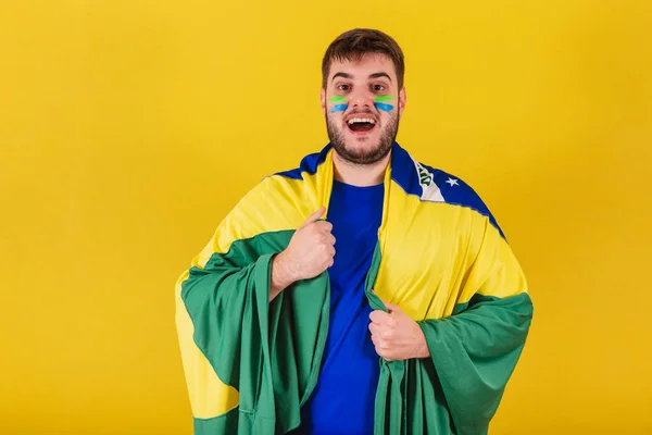 Kavkazský Muž Brazilský Fotbalový Fanoušek Vibrační Vítězství Šampionátu — Stock fotografie