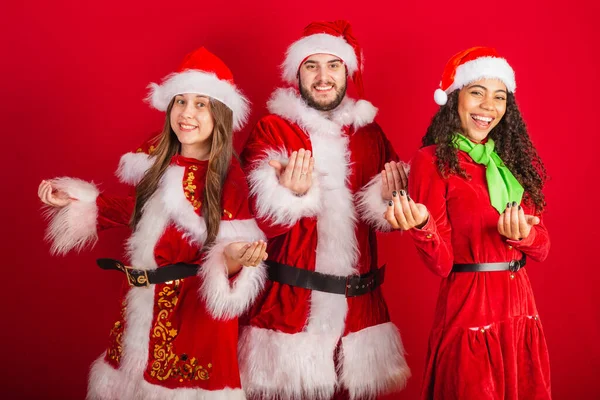 Brasilianska Vänner Med Julkläder Tomten Inbjudande Händer — Stockfoto