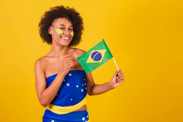 Молода Чорна Жінка Бразильський Футбольний Вентилятор Тримає Бразильський Прапор — стокове фото
