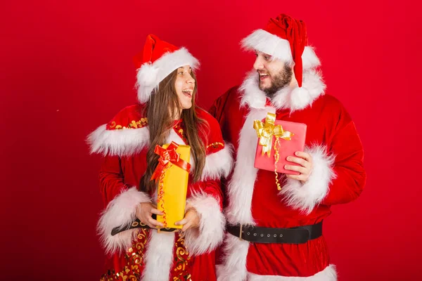 Couple Brésilien Avec Vêtements Noël Père Noël Claus Détenir Des — Photo