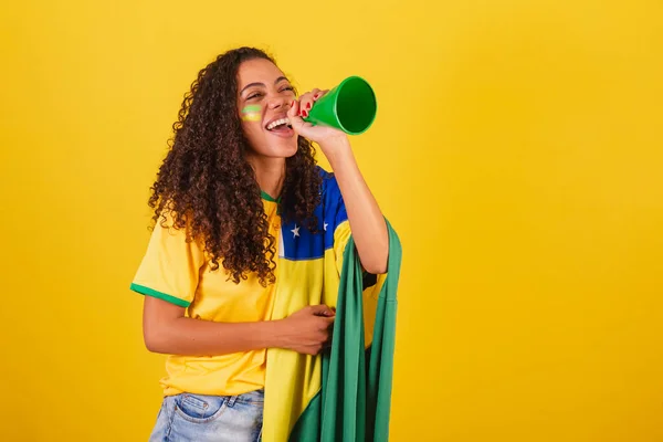 Νεαρή Μαύρη Βραζιλιάνα Οπαδός Του Ποδοσφαίρου Ουρλιάζοντας Από Μεγάφωνο Διαφημιστική — Φωτογραφία Αρχείου