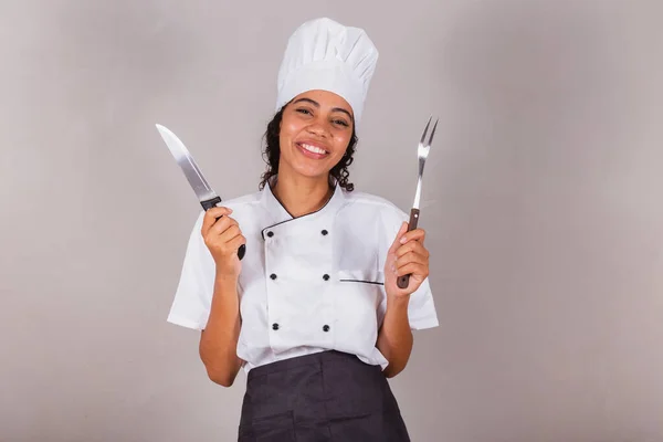 Giovane Donna Brasiliana Nera Cuoca Coltello Forchetta Preparare Carne Barbecue — Foto Stock