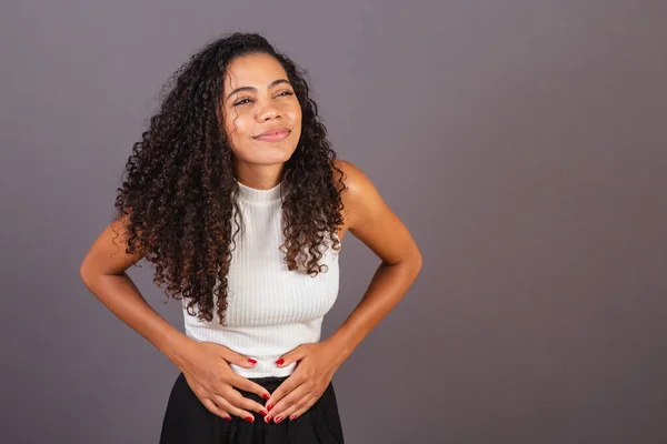 Junge Schwarze Brasilianerin Mit Krämpfen Bauchschmerzen — Stockfoto