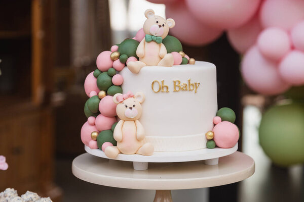 Изысканный американский торт из теста для детского пола раскрывает чай.