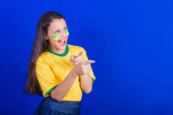 ブラジルのサッカーファンの少女です 驚いた驚き驚きました 何かを — ストック写真