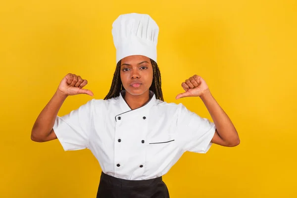 Genç Afro Brezilyalı Kadın Aşçı Onaylanmayan Sevilmeyen Negatif — Stok fotoğraf
