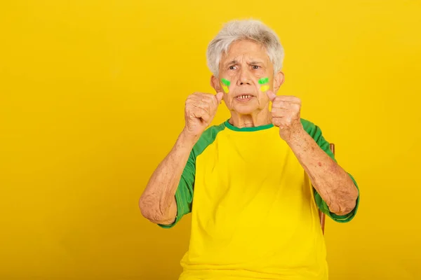 Yaşlı Bir Kadın Brezilyalı Futbol Taraftarı Tezahürat Yapıyor Titriyor — Stok fotoğraf