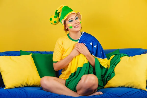 Kafkasyalı Kadın Kızıl Saçlı Brezilya Futbolu Hayranı Brezilyalı Koltukta Elleri — Stok fotoğraf