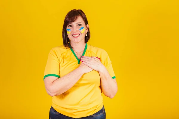 Жінка Рудим Волоссям Бразильський Футбольний Фанат Руками Груди Вдячність — стокове фото