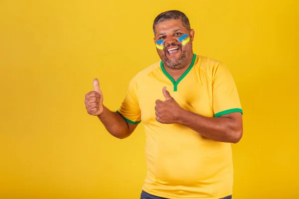 巴西黑人 来自巴西的球迷 大拇指向上 肯定的 — 图库照片
