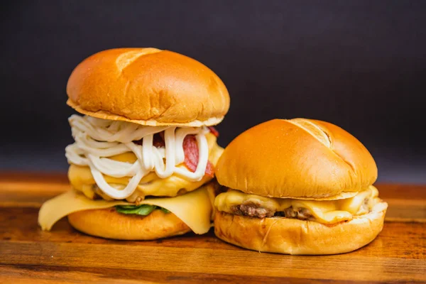 Vynikající Ručně Dělaný Trojitý Hovězí Burger Tvarohem Mozzarellou Smaženou Slaninou — Stock fotografie