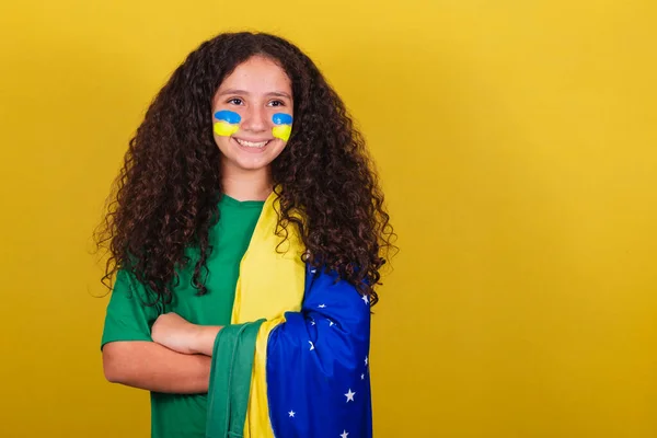 ブラジル人女の子白人サッカーファン腕が交差し楽観的肯定的 — ストック写真