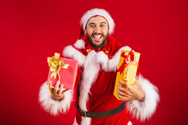 Brazilský Muž Oblečený Santa Claus Oblečení Dává Dva Dárky Kameru — Stock fotografie