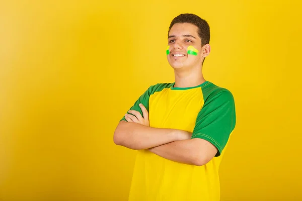 Mladý Brazilský Fotbalový Fanoušek Zelené Žluté Paže Zkřížené — Stock fotografie