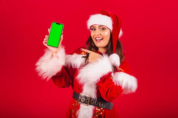 Mujer Brasileña Vestida Con Ropa Navidad Santa Claus Sostener Smartphone —  Fotos de Stock