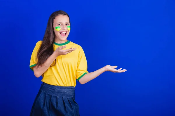 Jong Meisje Voetbalfan Uit Brazilië Iets Presenteren Met Hun Handen — Stockfoto