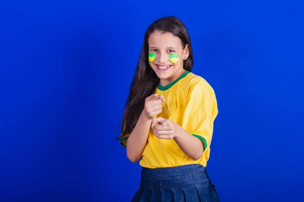 Mladá Dívka Fotbalový Fanoušek Brazílie Ukazuje Kameru Vybrat Vás — Stock fotografie