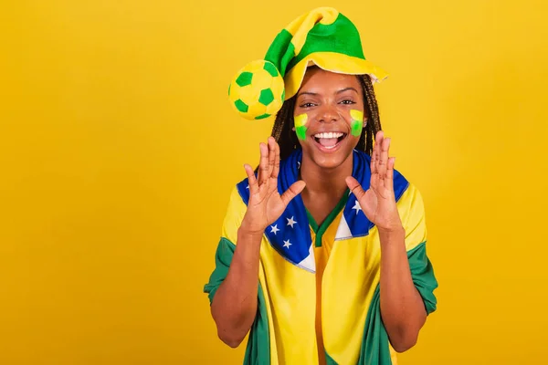Mulher Negra Jovem Futebol Brasileiro Gritando Promoção Anunciando Desconto Propaganda — Fotografia de Stock