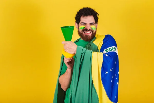 Uomo Brasiliano Barbuto Tifoso Calcio Dal Brasile Usando Suo Corno — Foto Stock
