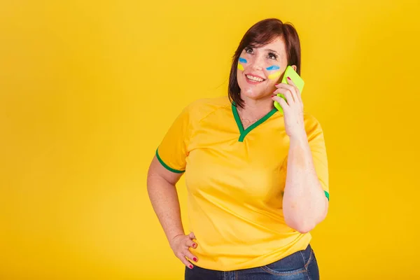 Rusovlasá Žena Brazilská Fotbalová Fanynka Hlasovém Hovoru Telefonu Smartphonu — Stock fotografie