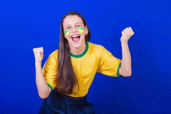 Genç Bir Kız Brezilyalı Bir Futbol Taraftarı Bağıran Hedef — Stok fotoğraf