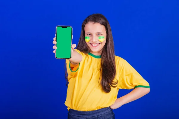 Jong Meisje Voetbalfan Uit Brazilië Mobiele Telefoon Scherm Voor Reclame — Stockfoto
