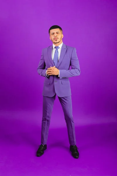 Hombre Negro Brasileño Vestido Con Traje Corbata Púrpura Hombre Negocios — Foto de Stock