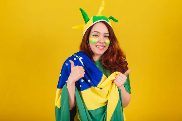 Mujer Caucásica Pelirroja Fanática Del Fútbol Brasil Pulgar Hacia Arriba —  Fotos de Stock