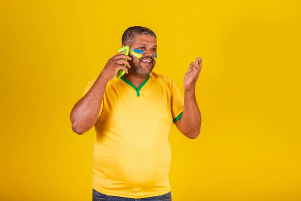 Brazilian Black Man Soccer Fan Brazil Chatting Cell Phone Voice — Stock Photo, Image