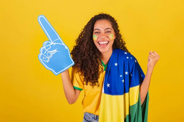 年轻的巴西黑人女子 足球迷 带着旗帜和装饰品庆祝目标 — 图库照片