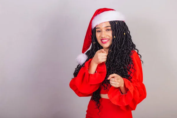 Mulher Negra Brasileira Vestindo Roupas Natal Feliz Natal Sorrindo Apontando — Fotografia de Stock
