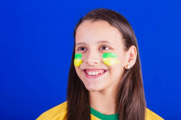 ブラジルのサッカーファンの少女です クローズアップ写真笑顔 — ストック写真
