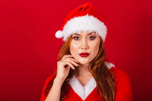 美しいブラジルの赤髪の女性 クリスマス服を着て サンタクロース モデルの顔をクローズアップして — ストック写真