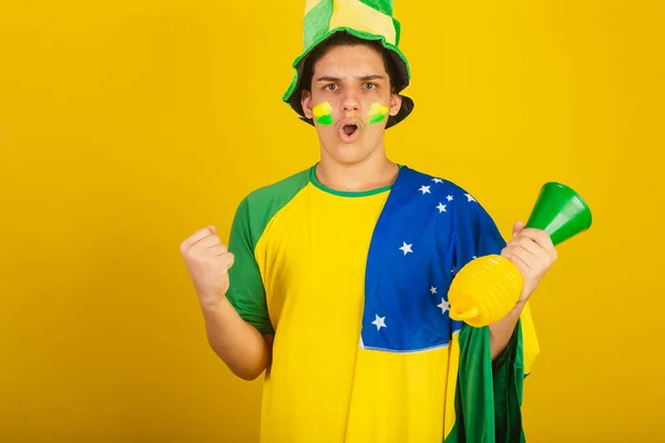 Fiatal Brazil Férfi Focirajongó Zöld Ruhába Öltözve Brazil Zászlóval Bulizva — Stock Fotó