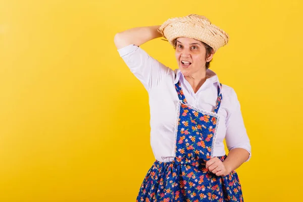 典型的なフェスタジュニナの服を着た熟女 藁帽子の保持 — ストック写真