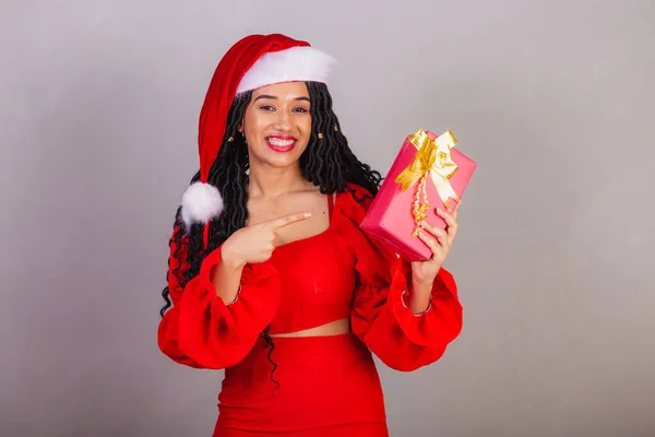 ブラジルの黒人女性はクリスマス服を着て陽気なクリスマスを笑顔でプレゼント — ストック写真