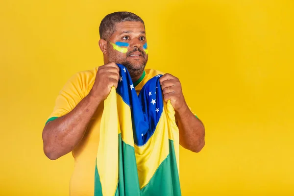 Βραζιλιάνος Μαύρος Οπαδός Του Ποδοσφαίρου Από Βραζιλία Κουνώντας Βραζιλιάνικη Σημαία — Φωτογραφία Αρχείου