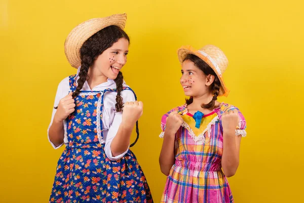 Αδελφές Και Φίλοι Φορώντας Τυπικά Ρούχα Της Γιορτής Junina Γιορτάζοντας — Φωτογραφία Αρχείου