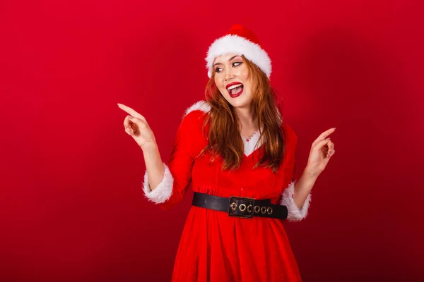 美しいブラジルの赤髪の女性 クリスマス服を着て サンタクロース — ストック写真