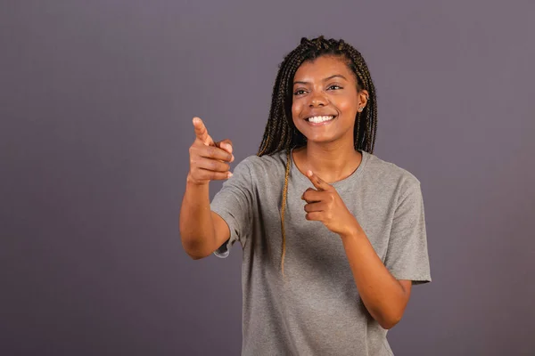 年轻的非洲裔巴西女人用手指指向很远的东西 指向方向 — 图库照片