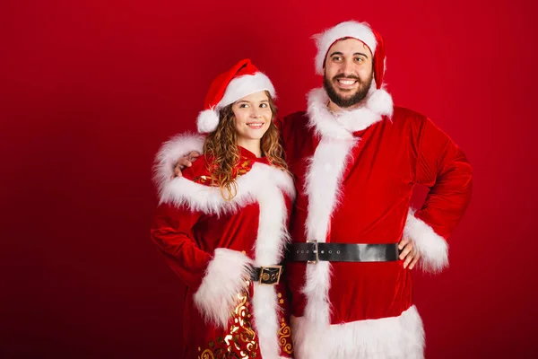 Βραζιλιάνικο Ζευγάρι Ντυμένο Χριστουγεννιάτικα Ρούχα Άγιος Βασίλης Χαμογελώντας Στην Κάμερα — Φωτογραφία Αρχείου