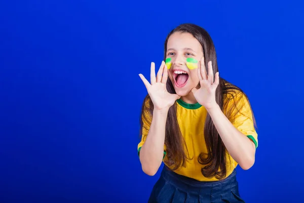 Юна Дівчина Футбольний Фанат Бразилії Крики Підвищення Знижки — стокове фото