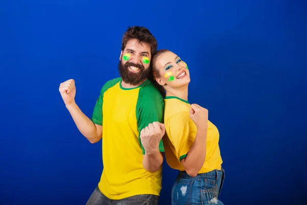 Kaukasisches Paar Fußballfans Aus Brasilien Feiern Mannschaftssieg — Stockfoto